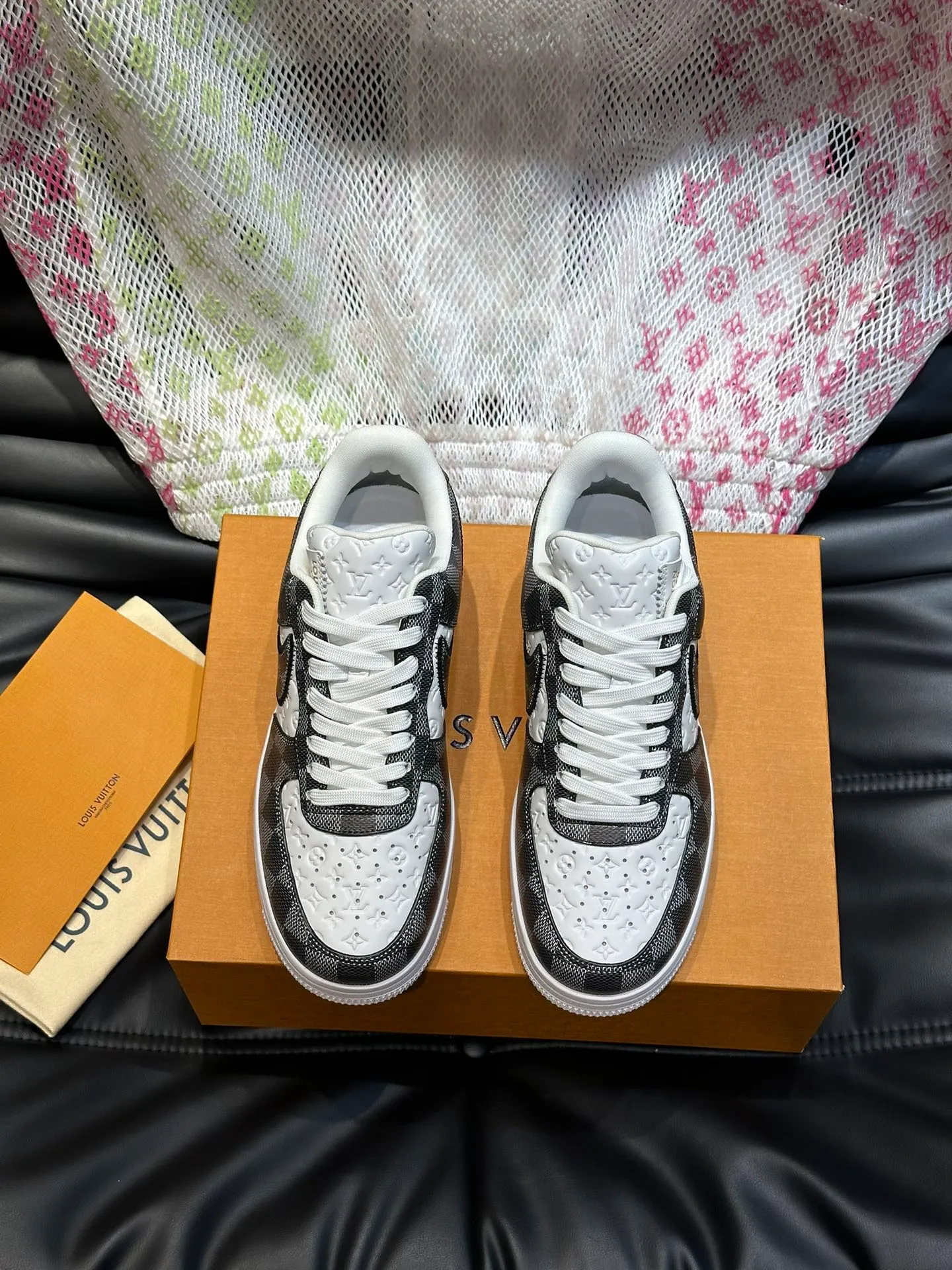 p440《*OUIS *UITTO*》x OFF-WHITE x Nike tripartite collaboration! Trendy and cool men's casual sports shoes with unrivaled color matching. The design idea basically continues the style of THE TEN. The Swoosh line and tongue label have a very familiar visual effect and are both fashionable and trendy! A must-have for fashionistas! The effect on your feet is absolutely stunning!  Size: 39-45